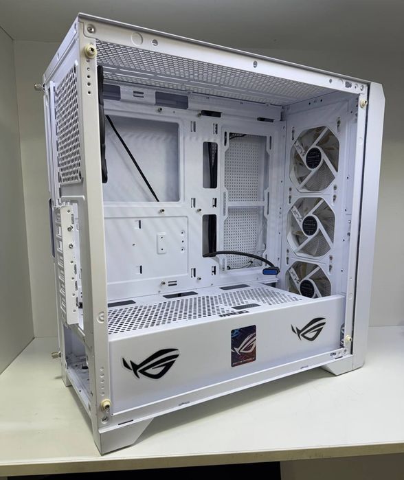 Hunt key oq case yaxshi holatda yon oynasi yoq