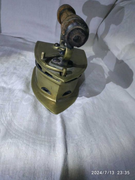 Старинный угольный утюг