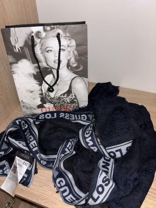 Eșarfă Guess blue marin cu imprimeu