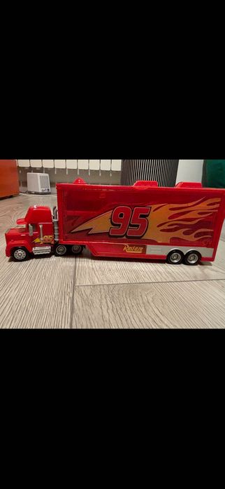Fulger Mcqueen- Mack Hauler cu masinute din metal