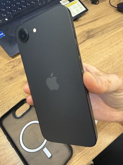 iPhone 16e, 128гб, черный