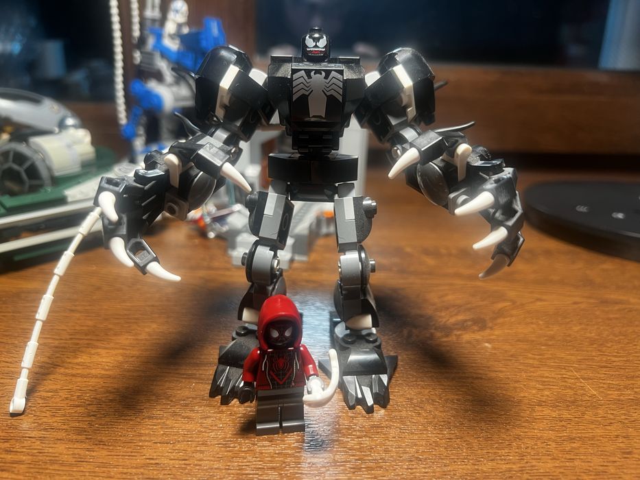 Lego Marvel 76276 Venom Mech Armor vs. Miles Morales
