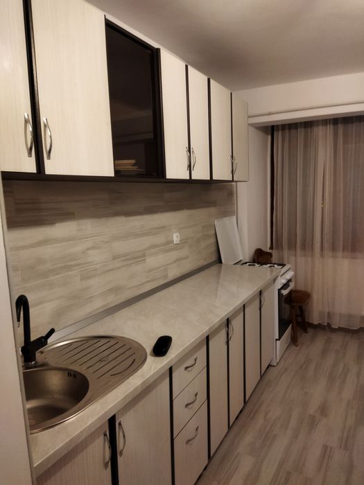 Inchiriez apartament cu 2 camere decomandat în micro 21