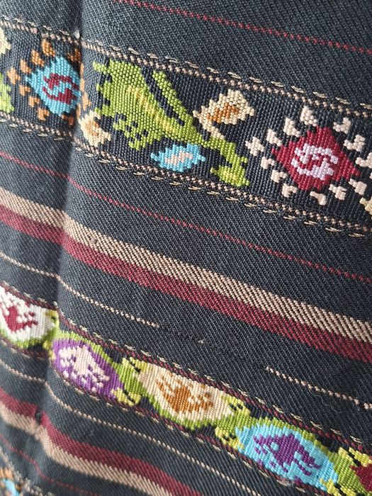 Vind costum traditional din marchizet