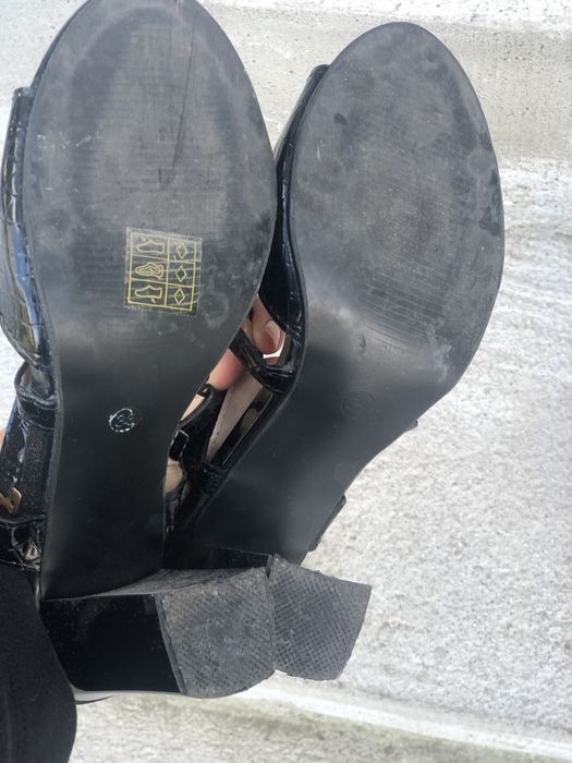 Сандали на ток, изкуствен лак. Слагани са 1път