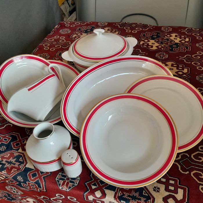 Български порцеланов сервиз