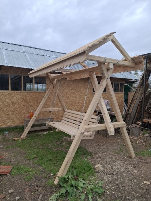 Balansoare si fântâne din lemn masiv