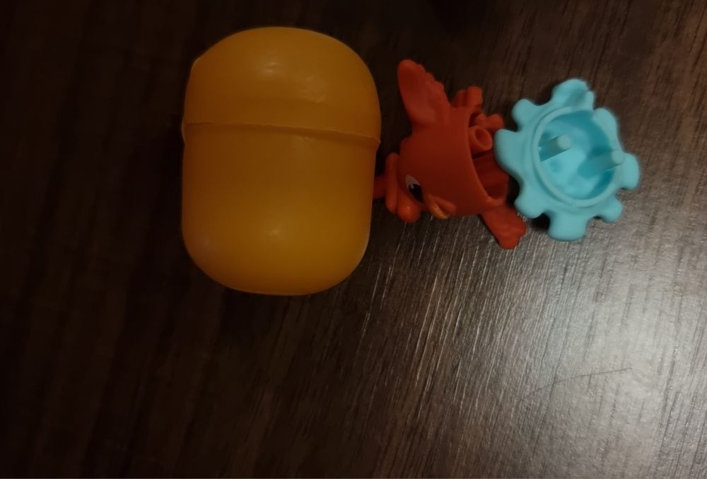 Играчки Kinder Surprise - 1 макси яйце и 6 яйца.