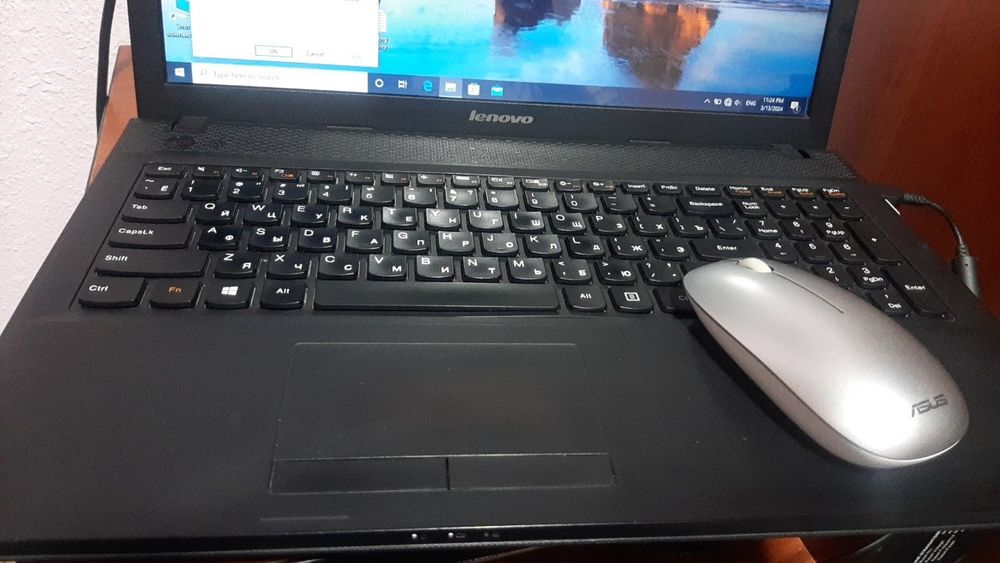 Lenovo kompyuter. Yaxshi saqlangan. Batareykasi zo'r.  Zaryadchik bor