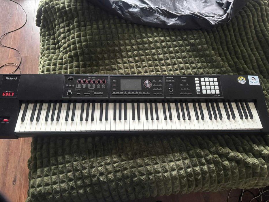Продавам Roland FA-08