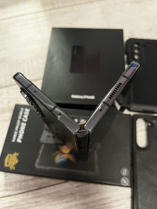 Samsung galaxy Z fold 5 256gb.