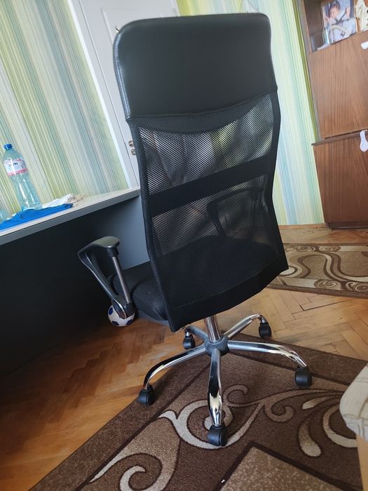 Продавам офис стол