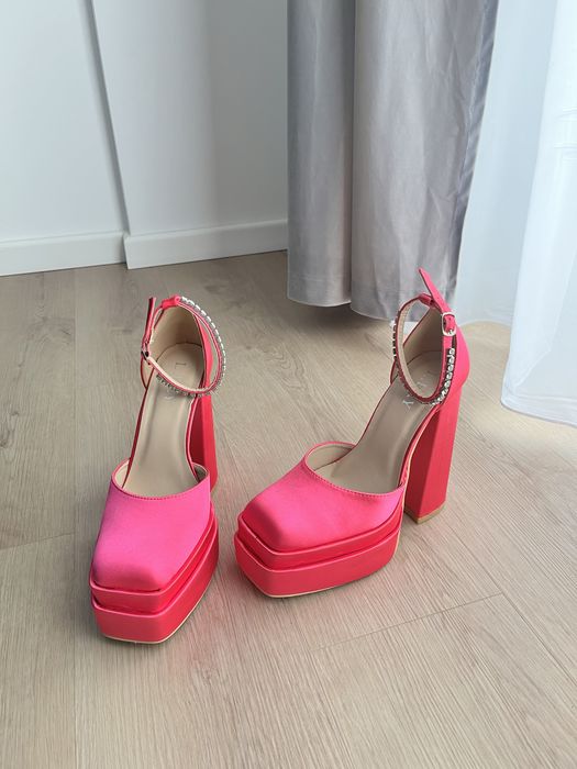 Pantofi cu toc inalt si platforma