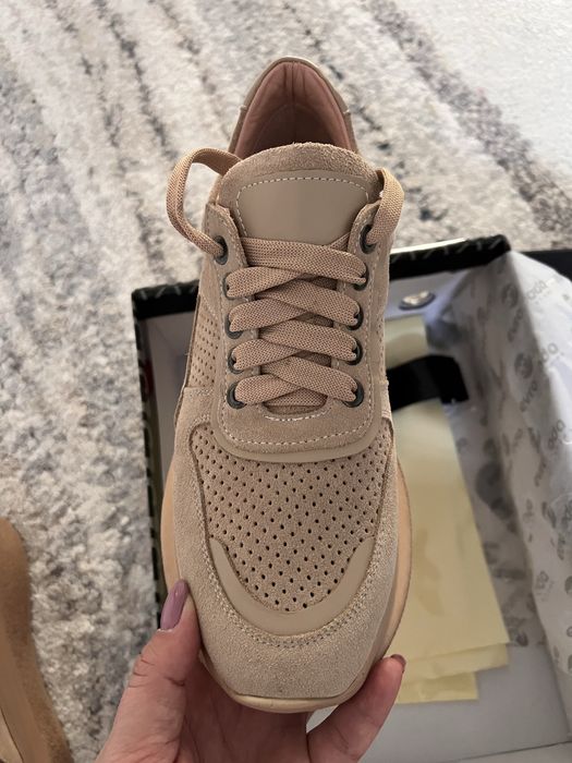 Продаю бежевые кроссовки