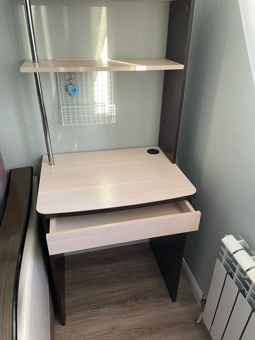 Стол школьный, письменный.