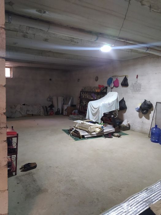 Угловой Мирдустим кучасида жойлашган 3 қаватли коттедж сотилади.