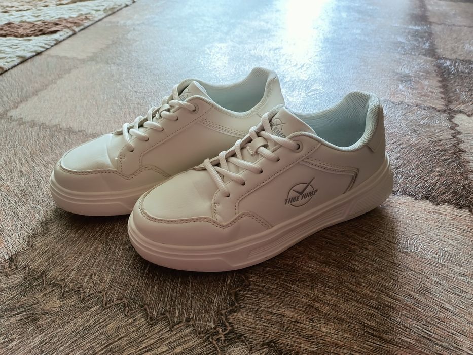 Новые кроссовки 37р-р