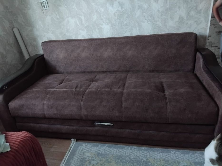 Продается диван велюр в коричневом цвете с деревянными подлокотниками