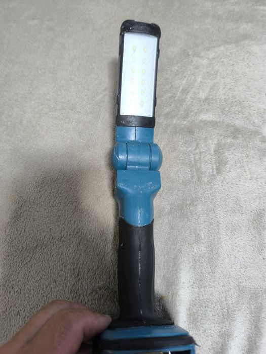 Lanterna Makita DML 801(pentru reparat se aprind doar 6 leduri) se vinde exact ce se vede in poze preț fix