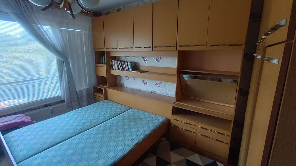 Продава се спалня + гардероб+ 2 еднолицеви матрака