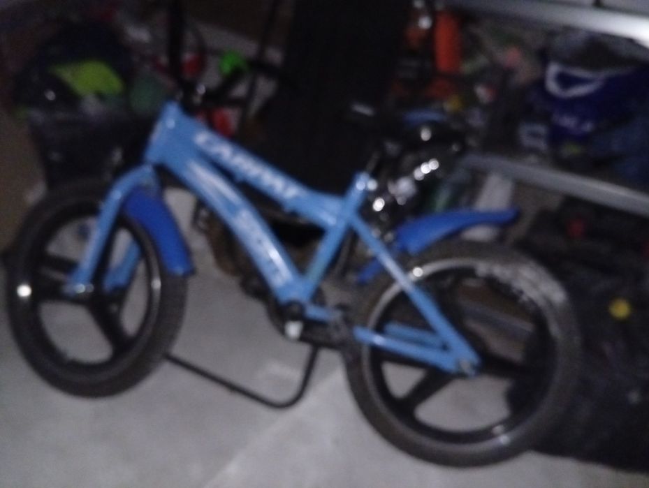 Bicicleta albastra, cadru metalic, buna pentru copii de 8-12 ani. Se vinde cu predare personala. Trimit in tara doar cu plata in avans