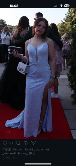 Бална рокля в син цвят с чанта към нея