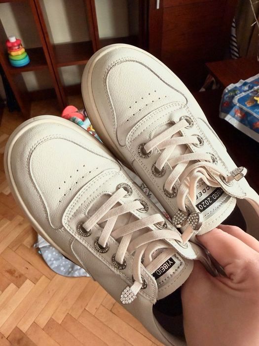 Vând adidași din piele naturală, în stare bună.