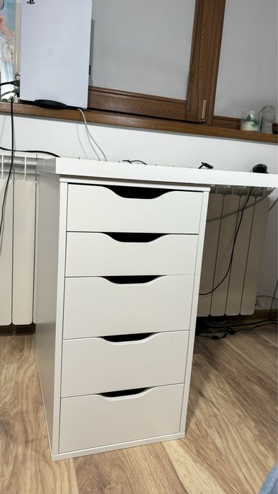 Бюро IKEA MICKE - бяло, с 5 чекмеджета