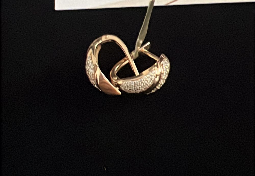 Серьги золотые, красивые аккуратные, проба 585, вес 5,95. Камни фианит