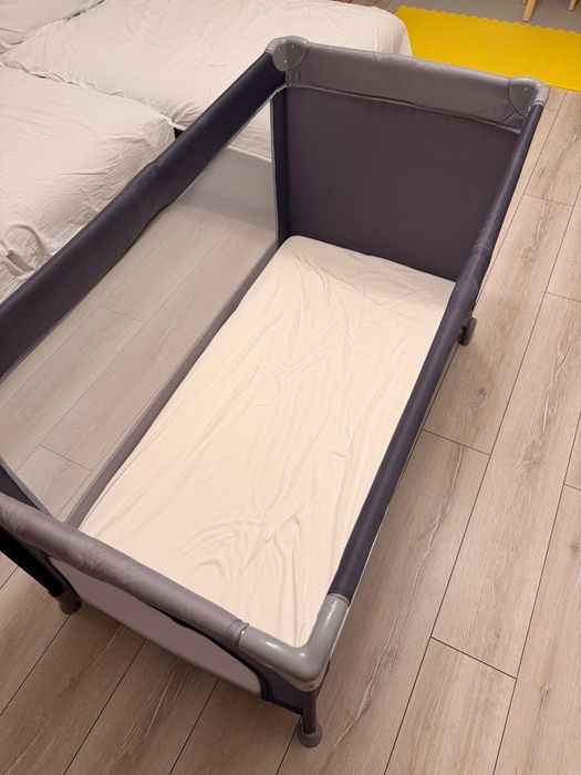 Patut Turistic pliabil Ideal Travel, Design solid si elastic, constructie solida in 7 puncte, saltea moale si pliabila, geanta transport inclusa, Gri