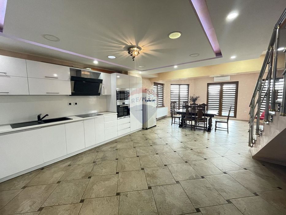 Дава се под наем Къща в Аксаково - 290 кв.м за 766 € - Снимка #2