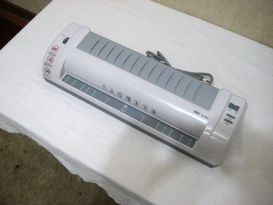 Ламинатор Deli А4 оригинал идеальном рабочим почти новым состоянии!