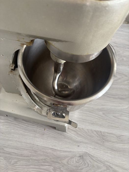 Тестомешалка в хорошем состоянии