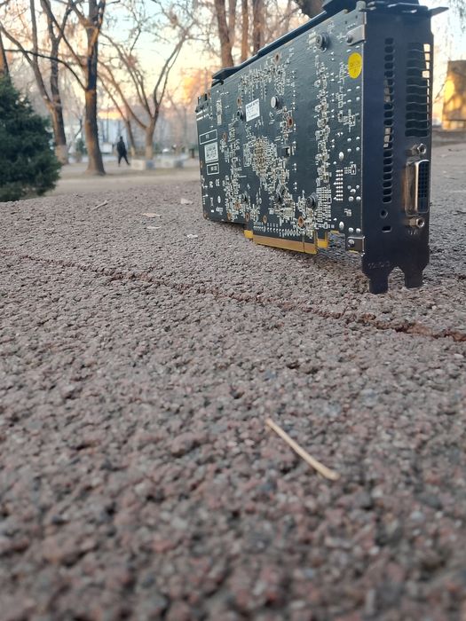 Видеокарта RX 570 8 ГБ