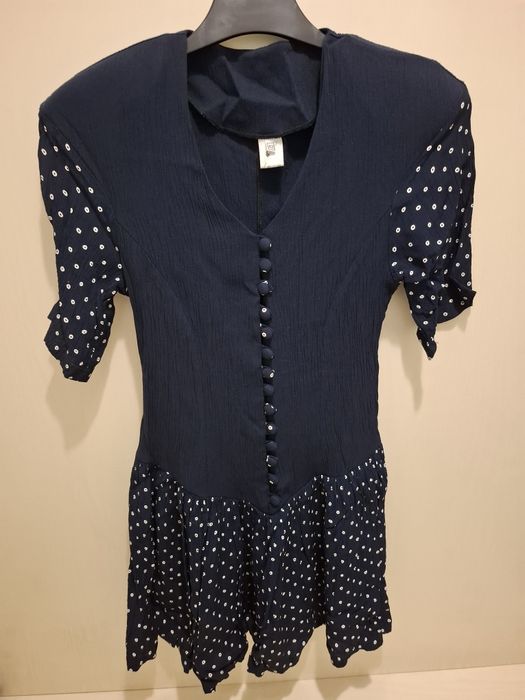 Продавам запазени костюми