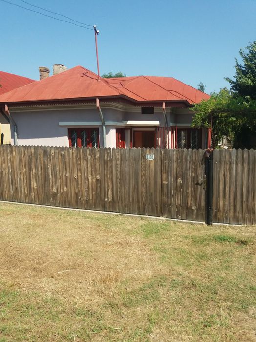 Vând casa la curte plus teren 2850 mp