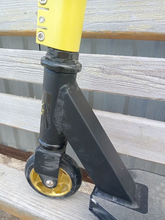 Самокат черного цвета.