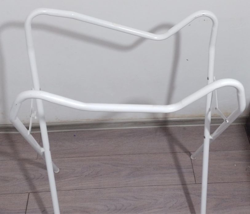 Vand cadita  bebe albastra cu suport  metalic