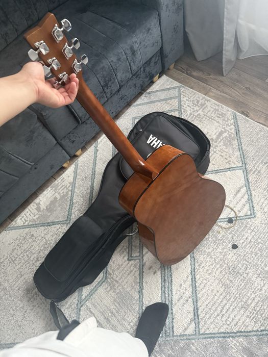 Yamaha F310.
