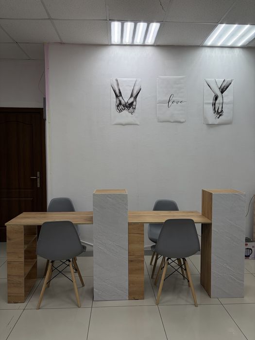 Маникюрный стол и стулья