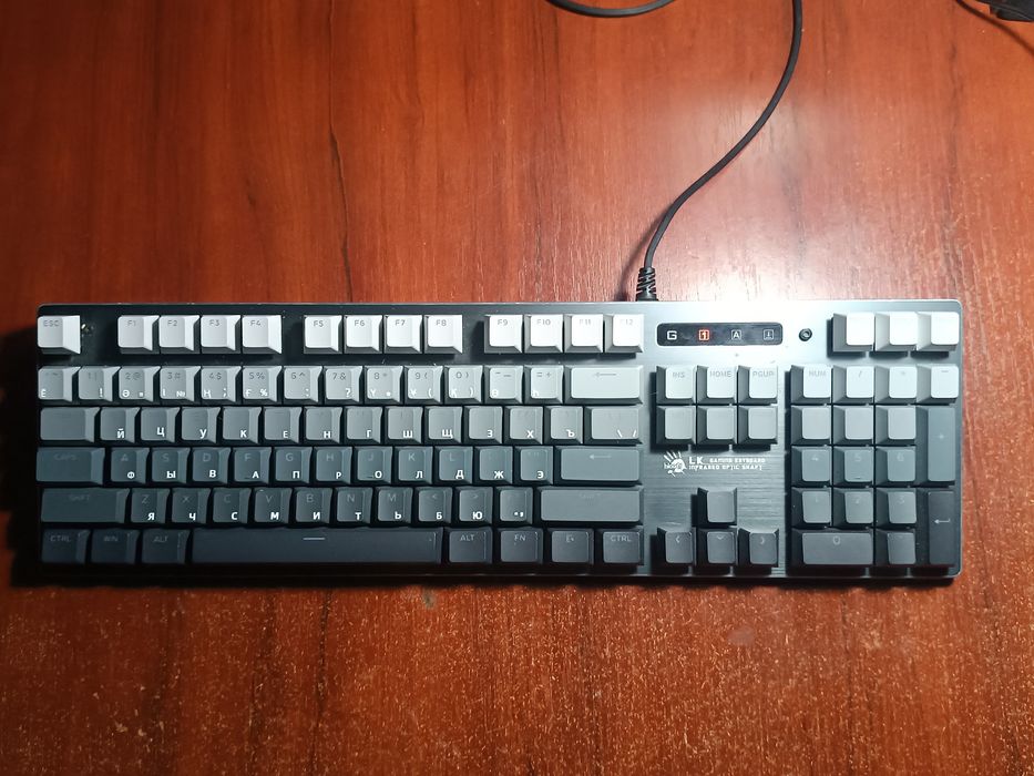 Продаю механическую клавиатуру bloody b765