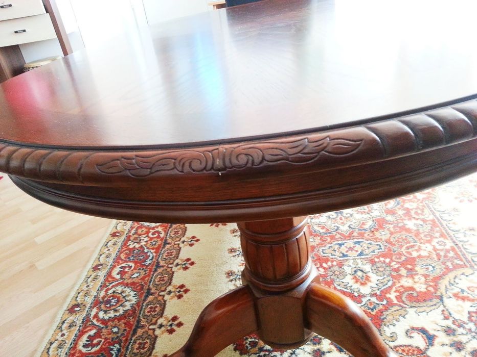 Большой деревянный стол