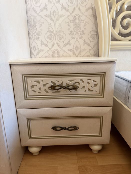 Продам спальный гарнитур (без матраса)