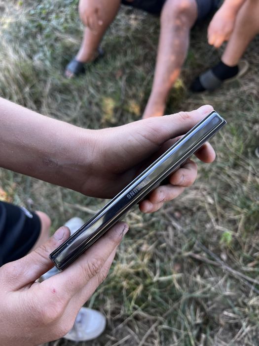 Samsung zfold5 245gb defe tiuni/ecranele din mijloc sunt stricate
