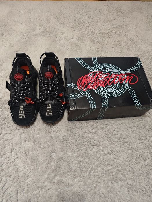 Versace chain reaction