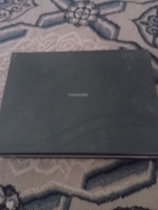 Toshiba kampiyuteri ishlab turibdi