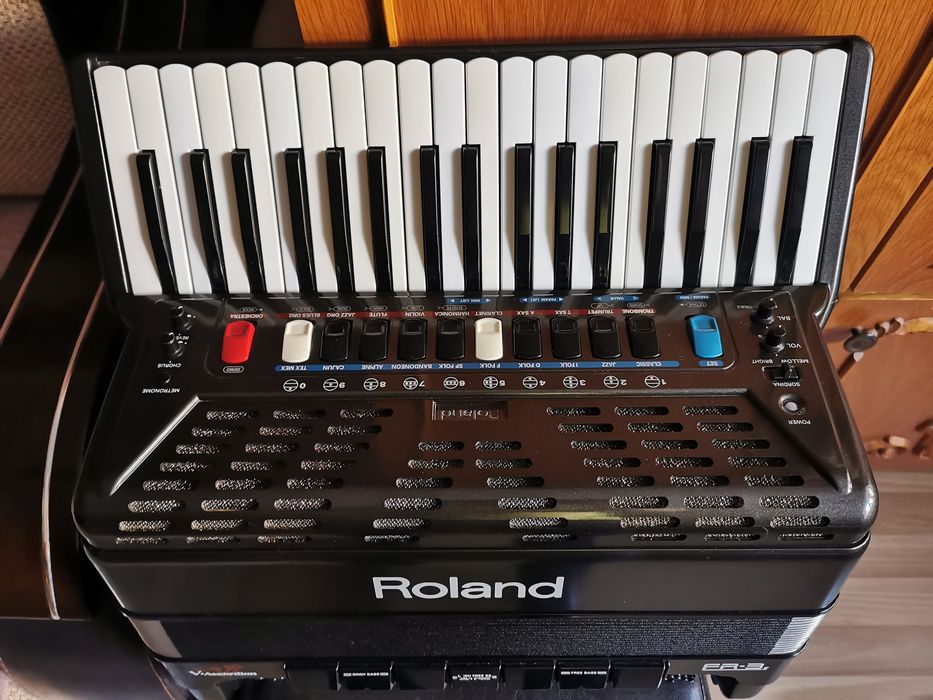 Vând acordeon Roland fr3s