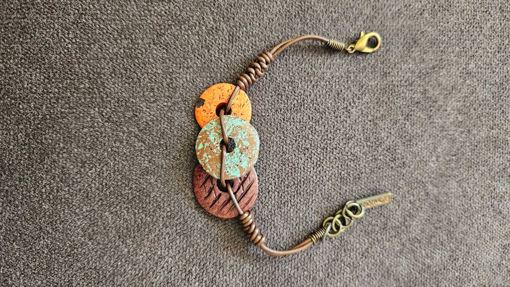 Цветна гривна за всякакви поводи