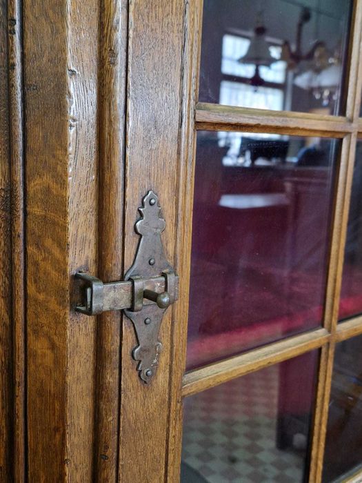 Старинна ъглова витрина от пълен дъбов масив на две части
