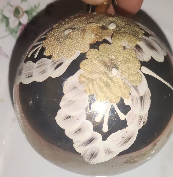 Старинная елочная игрушка светящаяся в темноте